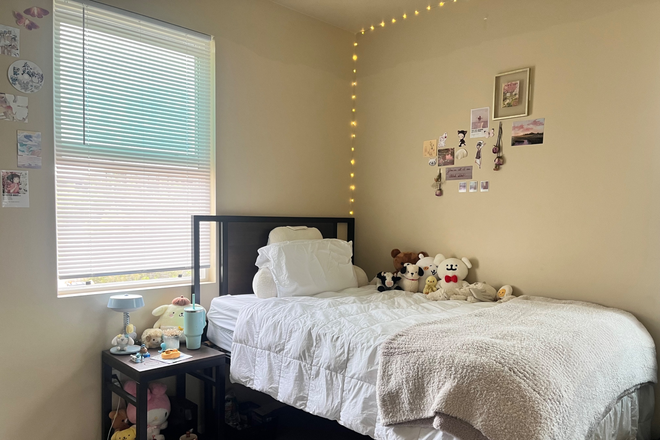 Bed - Townhouse Room close to Campus