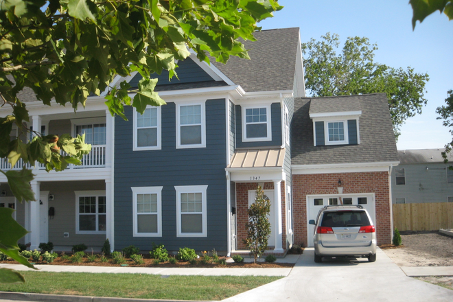 Front - 4-bedrm, 3-bath Townhouse on 43rd St, Available Aug 2025