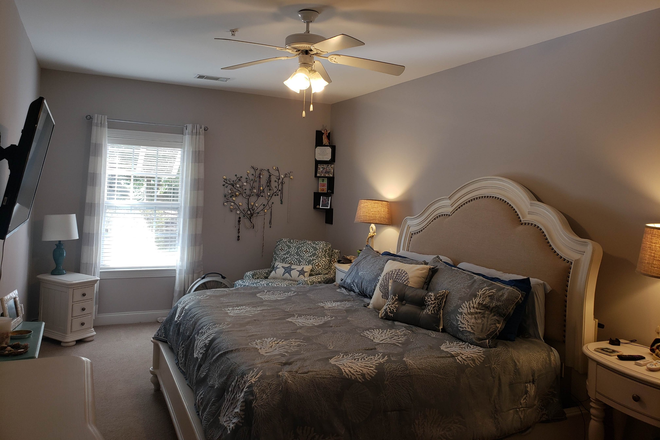 Master Bedroom - Spacious 3 Bed/2 Bath Condo with Pool, Gym, Nature Trails, Tennis - owner is MUSC residency gr