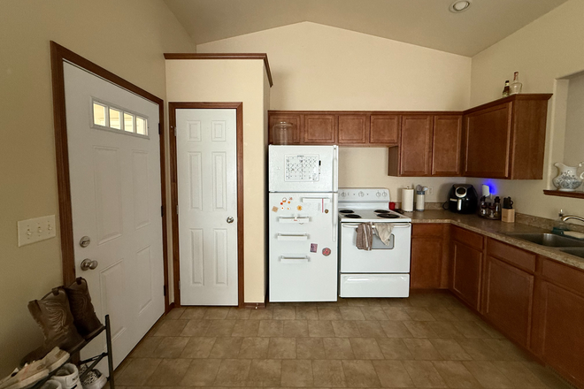 Front-door entry/kitchen - Clean close to campus townhome
