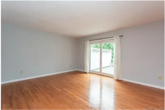 Family room with deck entrance - Glastonbury Townhouse- close to Hartford Hospital, centrally located