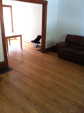 leaving room - 420 Benjamin st Six bedrooms two bathrooms off street parking House