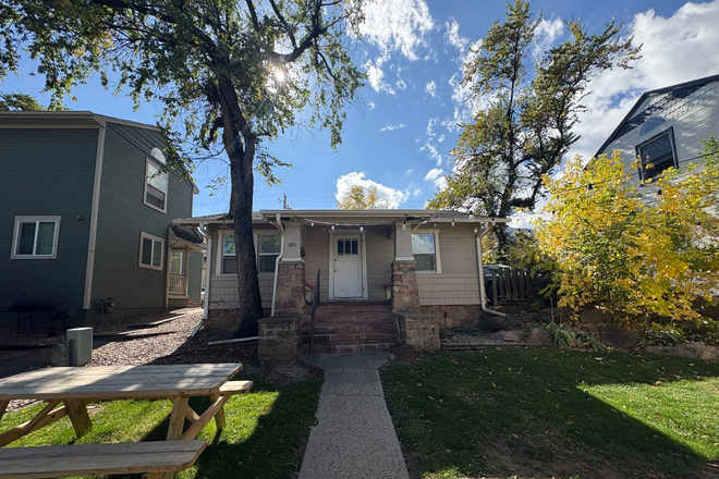 Front of house - Spring Sublease — Cute Furnished House Near CU & The Hill