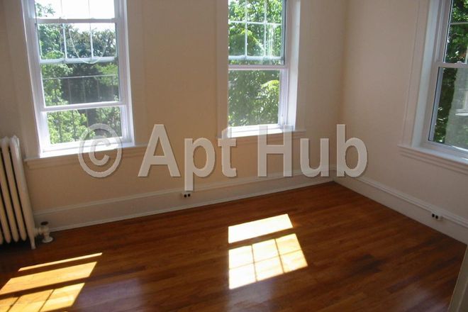 1 - Economical apartment - short walk to Porter T, bus to Kendall.