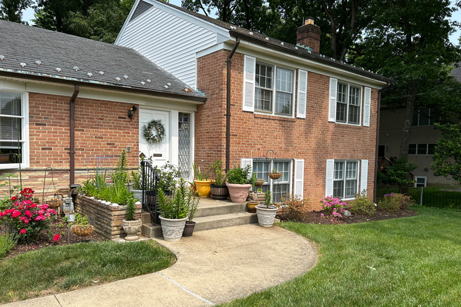 front side of the house - 3BR Cozy single family home near campus /upper level