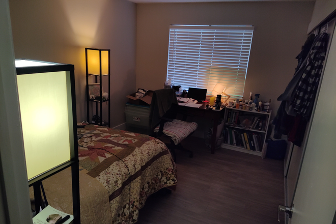 Bedroom - Lease takeover June-Sept with option to renew in 39 North apartments! I will pay your June rent!