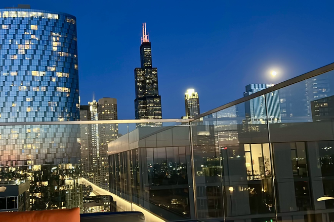 view from rooftop deck! - Porte Apartments, close to UIC-Halsted stop (Morgan St) & College of Urban Planning