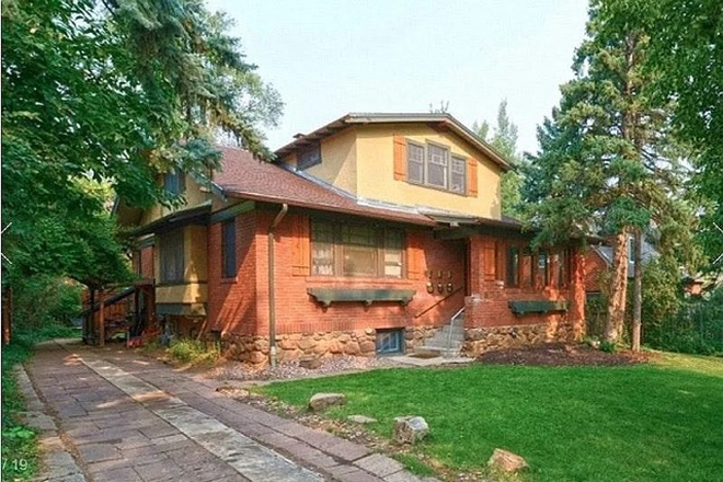 Great home on The Hill - Huge Room at discounted price House