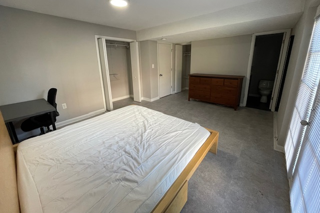 Master bedroom with exclusive entrance - XL MASTER BEDROOM with Exclusive Outside Entrance - PRIVATE BATHROOM! House