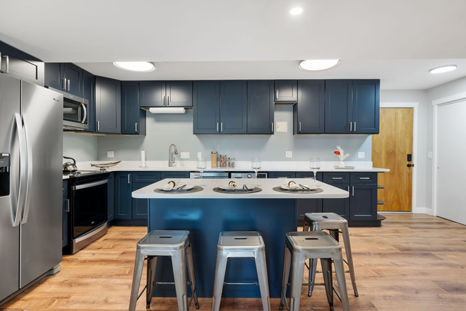 Large, Beautiful, Eat-In Kitchen, Brand New Appliance, In-Unit Washer/Dryer - Silvertrees East Condos