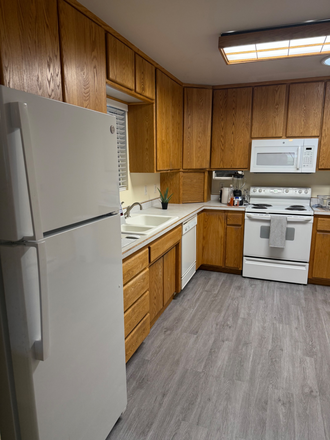 Kitchen - Student Housing – Furnished Rooms Near CMU, All Utilities Included House