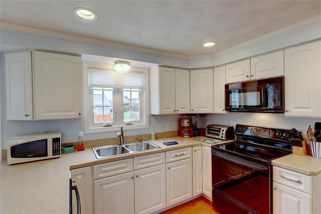 Kitchen - Available for a group of 3! Beautiful 3 bedroom home in Point Judith!