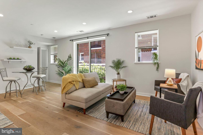 living room - 2 bed 2 Bath Gated Community - Bloomingdale Unit Condo