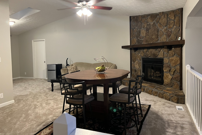 living room - 2 MINUTE DRIVE FROM KSU, STUDENT HOUSING- 4053 Maxanne Drive NW House