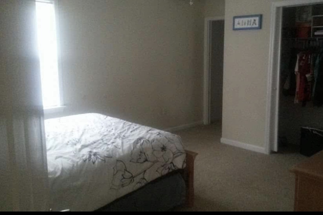 Bedroom (it's larger than it looks in the photo) - Quick to MUSC, Great setup