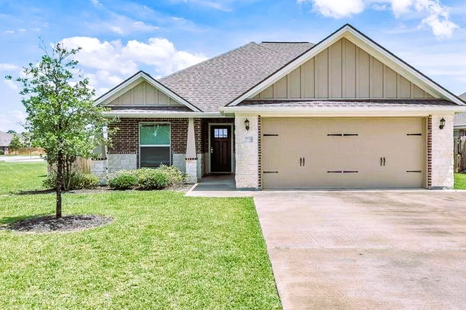Front House - Beautiful House in University Heights - Close to A&M Bus Route!