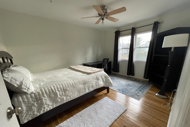 Available Bedroom - Furnished room in shared home-Princeton Hightstown Rd-Princeton Junction