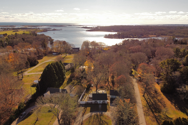 Close to the ocean - 3 Bedroom Cape (possibly 4 which can be used for a 4th housemate). Available for 26-27 academic year