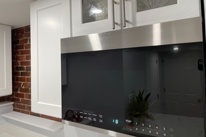 new microwave - E Boston, Cozy 1 BR, $1,595/mo (INCLUDES ALL UTILITIES), 5 min walk to T, 2 stops to Suffolk Univ Apartments