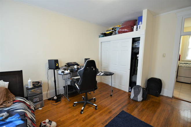 20 Hemenway St., #34 - 1/2 Broker's Fee ! Avail 9/1 - Well lit, Spacious Studio w/separate kitchen on Hemenway
