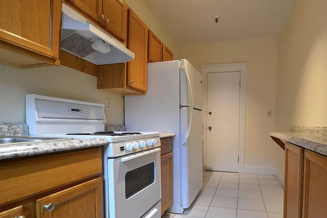 Call NOW for showings! 617-236-8600 - SUTHERLAND RD - LUXE CLEVELAND CRCL 3BR/1BA CONDO AVAIL *9/1/2025* W/ H&HW INC, LNDRY IN BLDNG, POOL