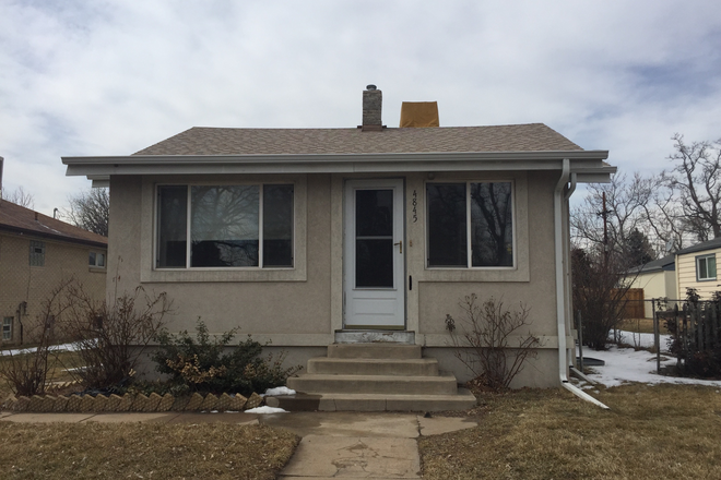 house front - Cozy 4 bedroom house on Hooker St near campus.  4 compatible Regis students or Regis staff ideal