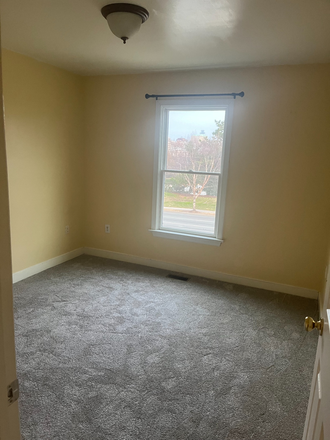 1st bedroom - 2 Private room shared bath (Looking for Male roommates) House