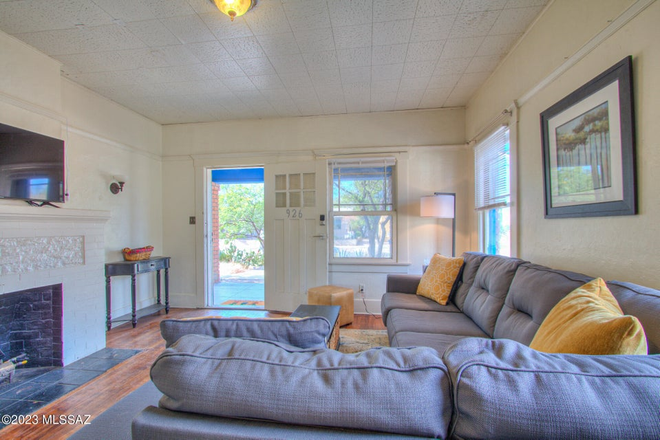 Living room with fireplace - Rare gem fully furnished townhome in the Historic University District. Close to U of A & Downtown