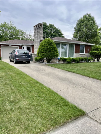 Driveway - Rooms for rent Students Close to Campus House