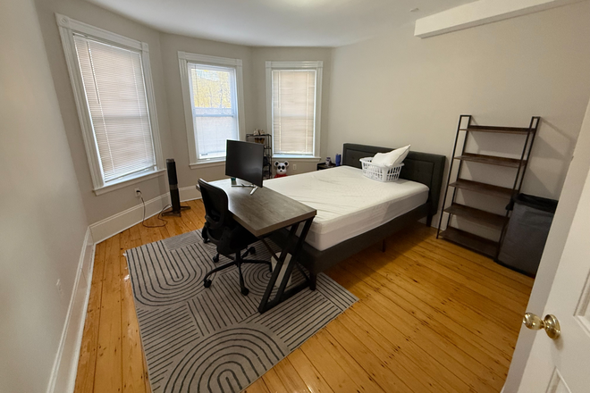 Bedroom - 1 Private, Spacious Bedroom in Mission Hill (Summer Sublet)