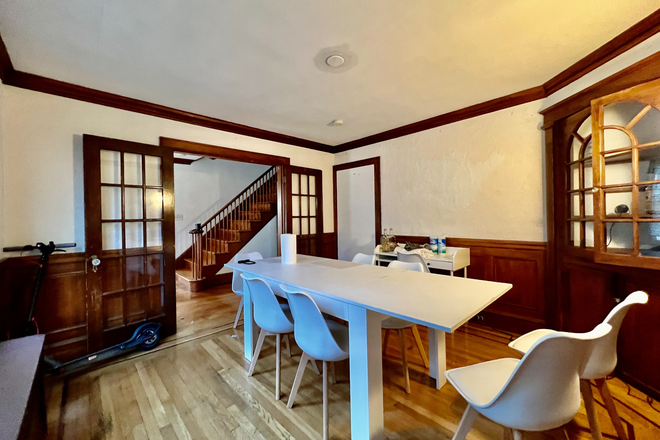 ... - ENORMOUS 8 bed / 4 bath house for rent on Lake St. Brighton (09/01/2027)