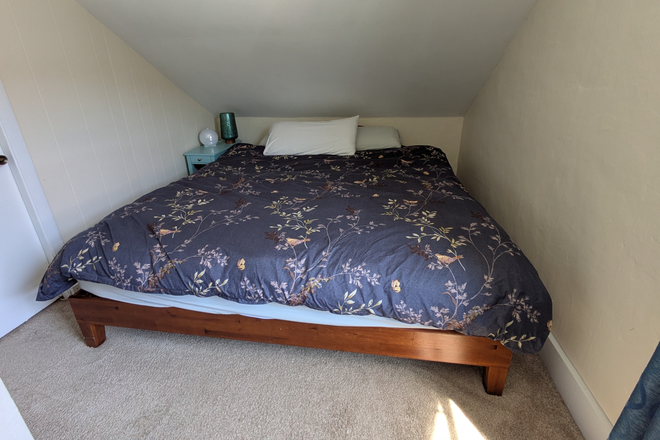 bedroom with king size bed - small private room (furnished) in a shared apartment, close to Harvard Law School