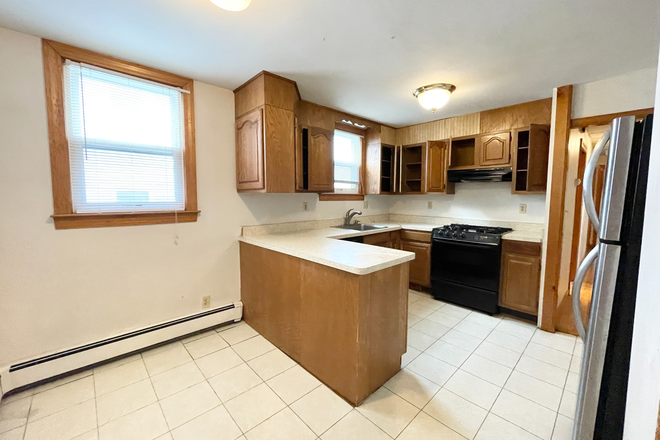 kitchen - living room - Spacious 4 Bed | Laundry in Unit | Walk to Orange and Green Lines! Condo