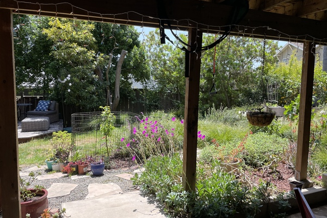 patio with access to garden - Light-filled furnished 1BR with character, full amenities, and outdoor space Duplex