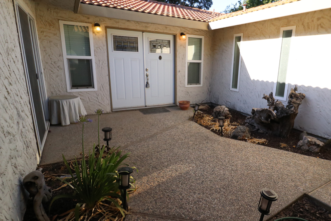 Entryway - Newly Remodeled 5 Fully Furnished Bedrooms - Bobcat House A