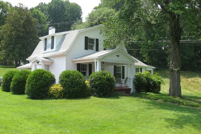 Exterior - Beautiful Cottage Fenced Yard 3 miles to LU House