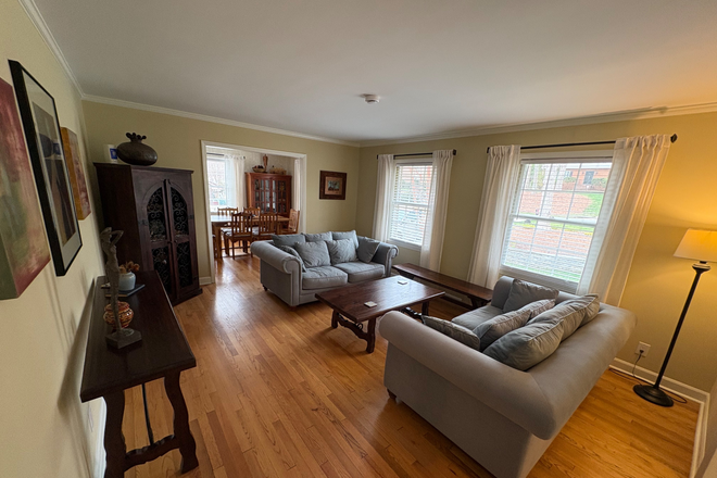 Front living room - Bird Nest Retreat House