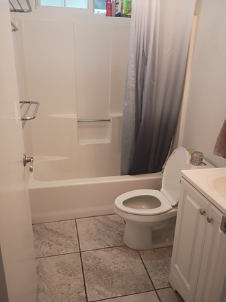 shared bath with female - $1,400 / 3br - One Bedroom with Shared Bath $1400.00 (Manoa) House