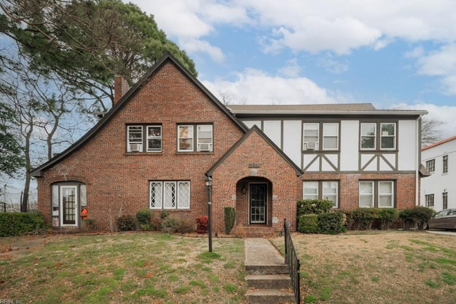 Front of house - Spacious 3 bedroom unit, close to campus