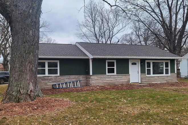 Exterior/Front Yard - Room for Rent - 3 bed 2 bath Single Family Home