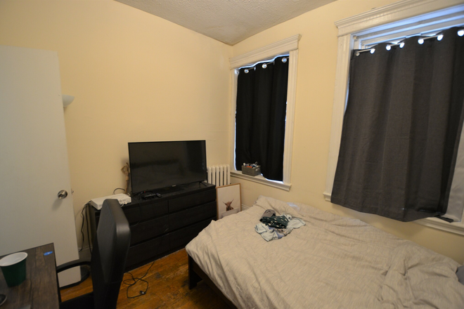 105 Peterborough St. - NO Broker's Fee!!  -  Avail 9/1 - AMAZING 1 Bed Split (2 Bed) Apartment!!