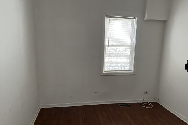 Living room - 3-Bed/1-Bath Apartment just 2 blocks from BSB & Library