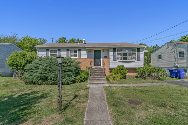 Street view - 8808 Patricia Ct: 6 bedroom, 3 bath house; 10 minute walk to campus!