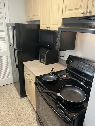 Kitchen - South Campus Common 1 Apartment