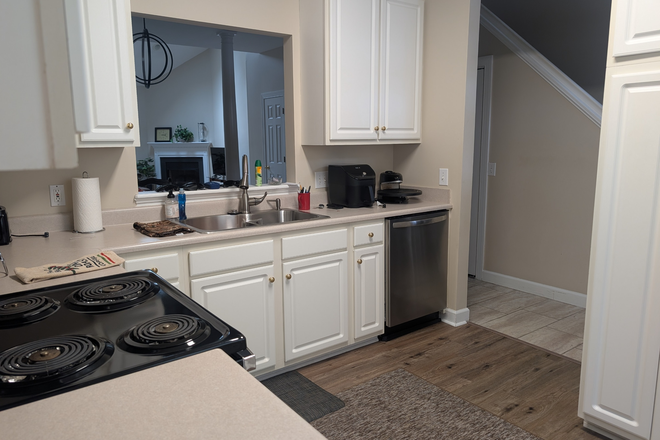 Kitchen - One bedroom -Carleton Townhouse Close to Campus