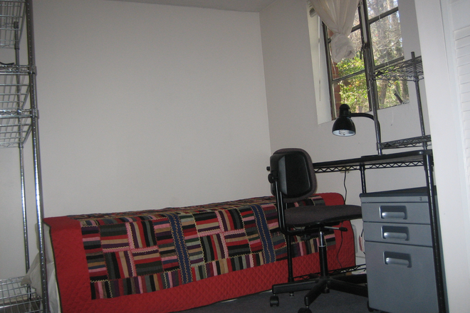 room - Furnished room with private entry private bath no cooking, 1mi-Coker Arboretum