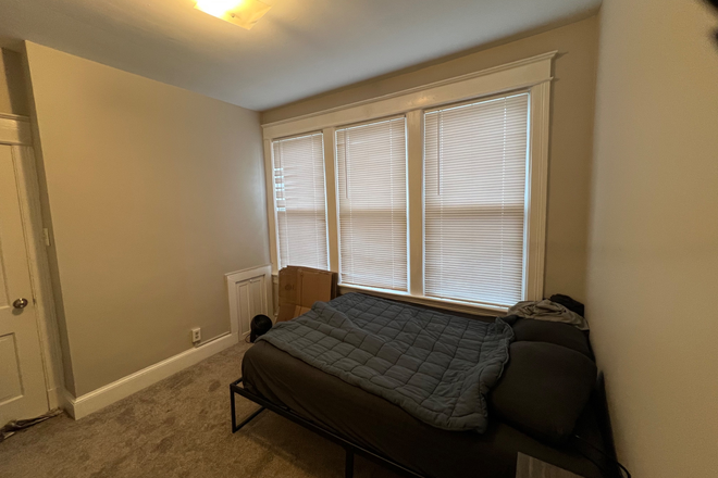 Bedroom for Subleese - Wisconsin Ave Room