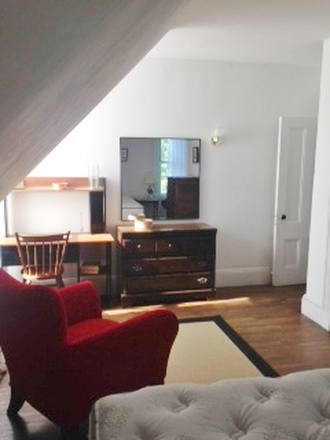 Bedroom : Chest,mirror, desk, armchair - 1 BEDROOM APT. (Furnished) IN EXCELLENT LOCATION. VERY CLOSE TO HARVARD YARD.