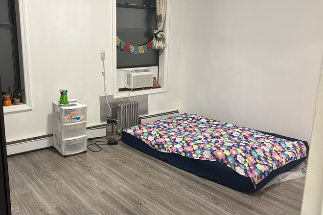 Bedroom to be rented - Large room in a 3BHK, near Myrtle Ave station (25 mins to NYU Manhattan or Brooklyn)