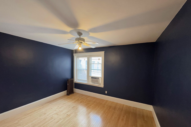 Bedroom - Convenient Bedroom Available for Students/Young Professionals Apartments